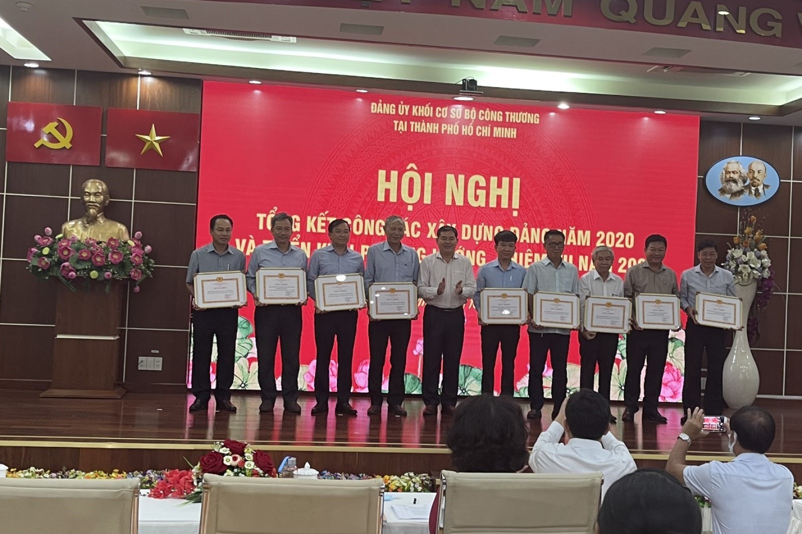 Đảng bộ Trường Đại học Công nghiệp Thực phẩm TP. Hồ Chí Minh nhận danh hiệu Đảng bộ “Hoàn thành xuất sắc nhiệm vụ”