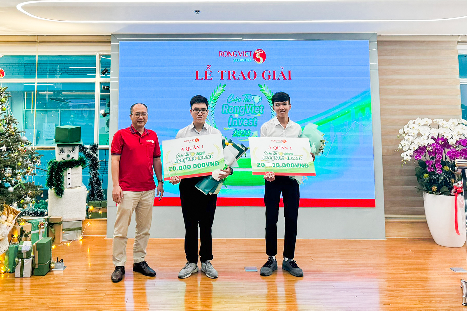 Sinh viên Đại học Công Thương TPHCM xuất sắc giành giải Á quân 1 cuộc thi RongViet Invest 2023