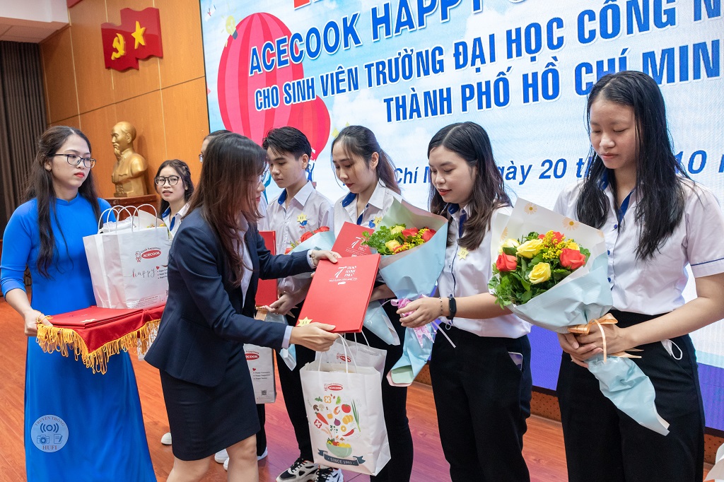Trao tặng học bổng cho 15 sinh viên HUFI tiểu biểu vượt khó học tốt từ quỹ học bổng Acecook Happy Scholarship năm 2022