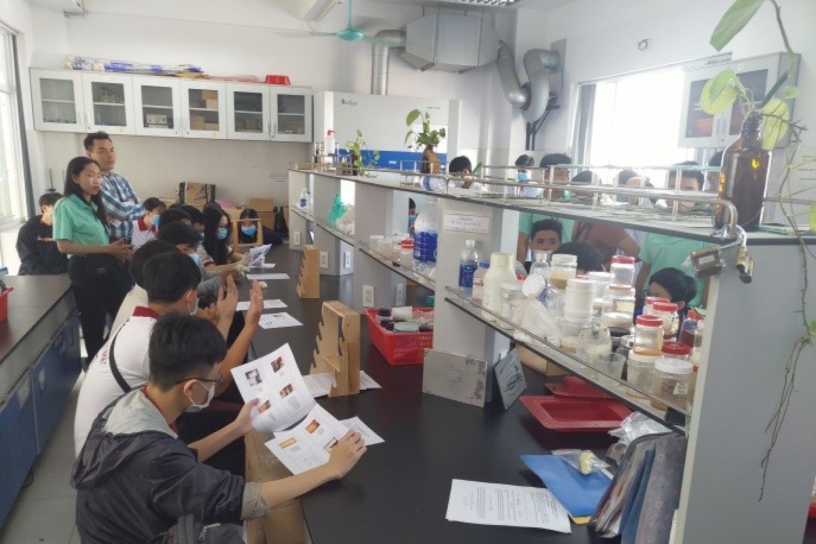 Chương trình hướng nghiệp thực tế tại các phòng thí nghiệm của Khoa Công nghệ Hóa học HUFI