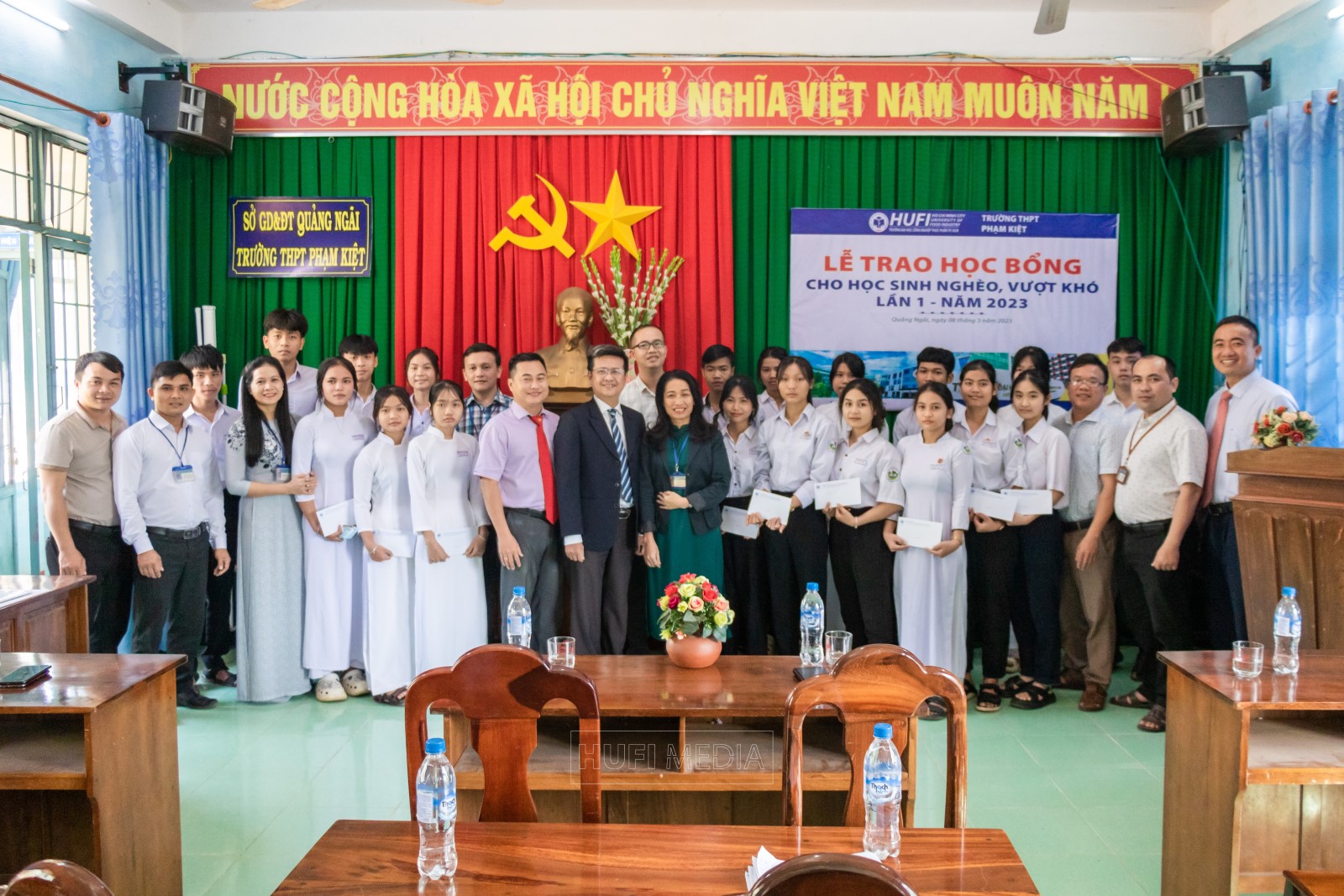 HUFI trao học bổng cho các em học sinh khó khăn, vượt khó tại Trường THPT Phạm Kiệt, Quảng Ngãi