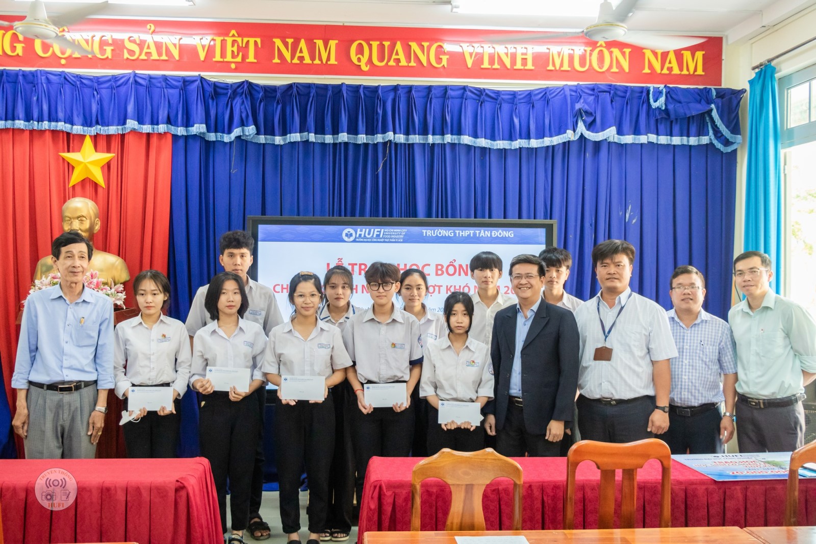 HUFI trao học bổng cho các em học sinh khó khăn, vượt khó tại Trường THPT Tân Đông, Tây Ninh