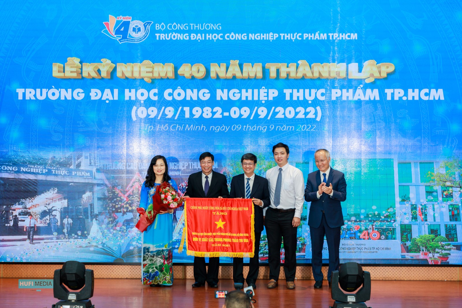 Trường ĐH Công nghiệp Thực phẩm TPHCM đón nhận Cờ thi đua của Chính phủ