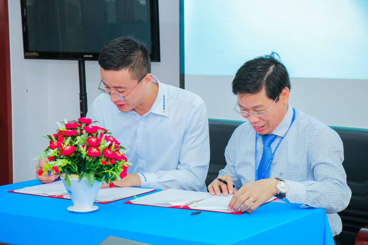 Lễ ký kết thỏa thuận hợp tác giữa HUFI với Công ty TNHH Sailun Việt Nam
