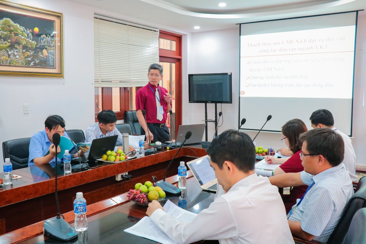 Hội thảo chuyên đề "Phát triển nguồn nhân lực CLC trong thời kỳ hội nhập" Khoa Chính trị Luật