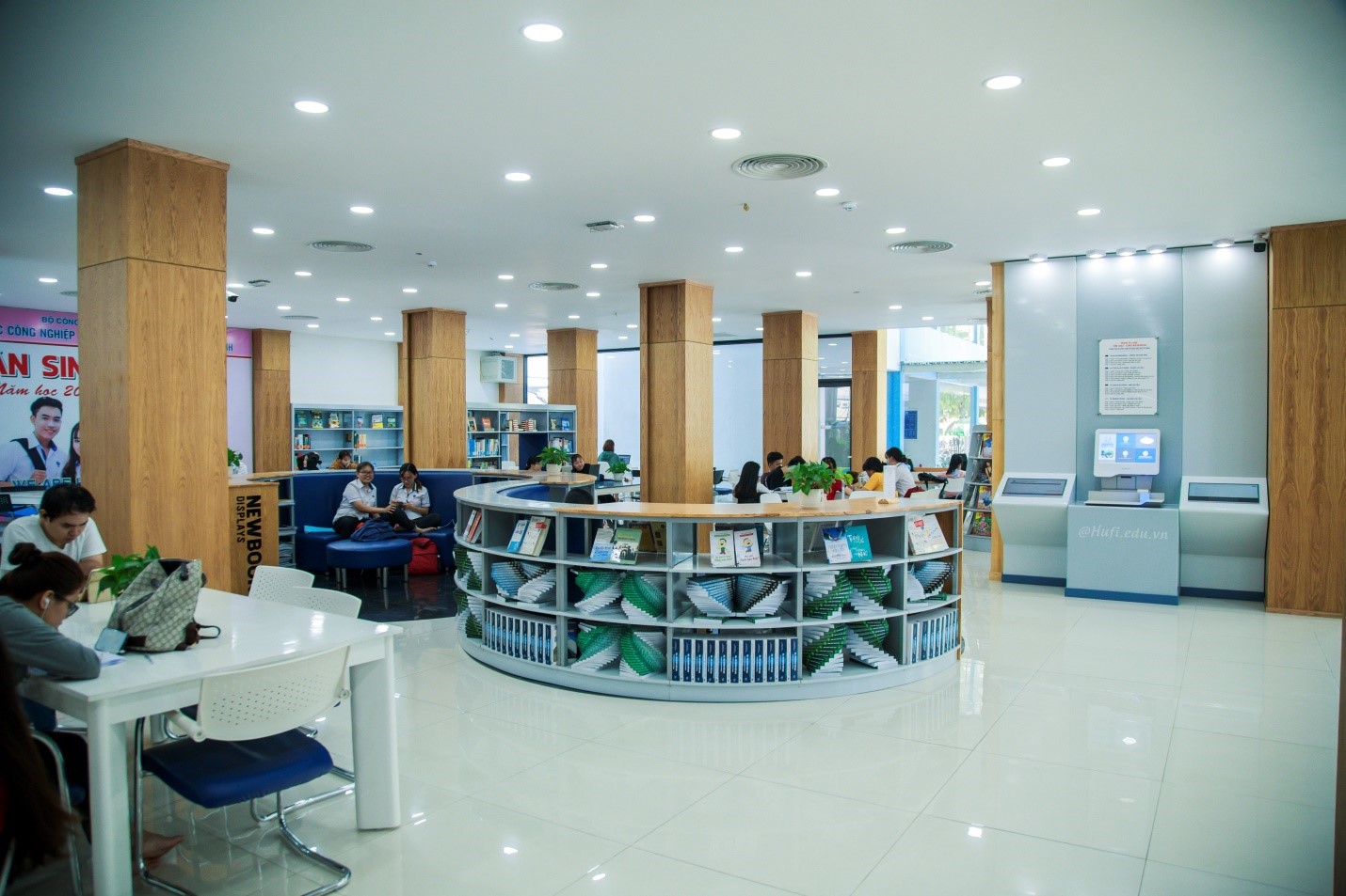 Không gian tầng 1 của Trung tâm thông tin thư viện